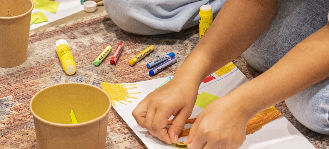 مشاعر فنية: جلسات فنية علاجية للمستكشفين الصغار