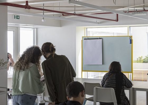 Expressive Healing: Therapeutic Art Sessions for Young Adults