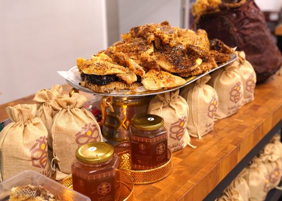 سوق أزكى للمزارعين: نسخة العسل