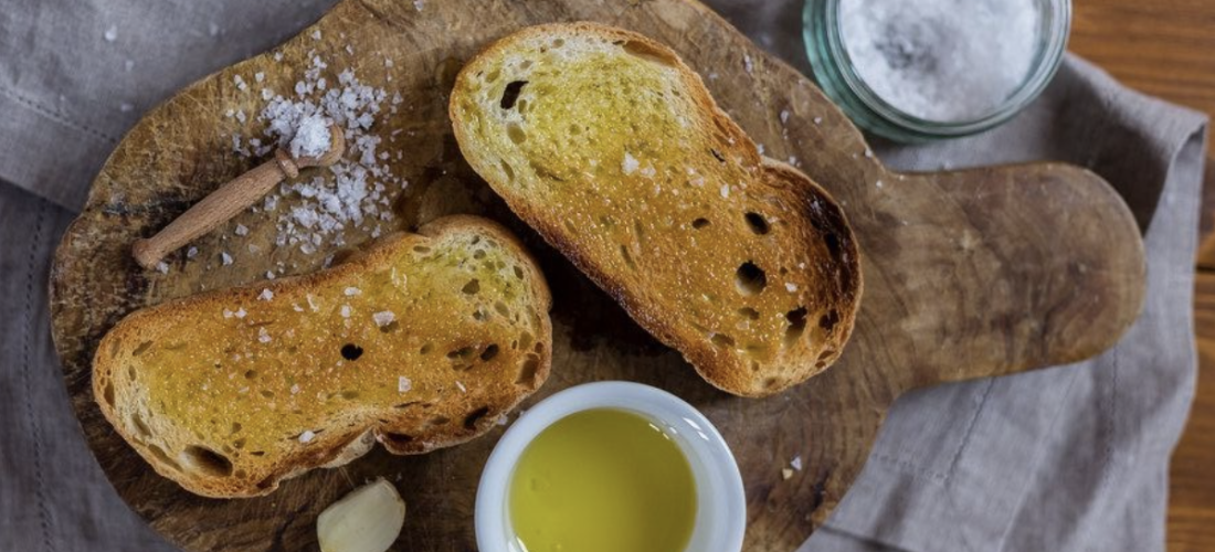 سوق أزكى للمزارعين: الملح والعيش