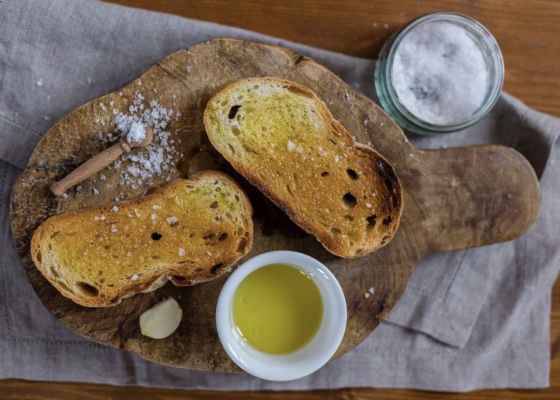 سوق أزكى للمزارعين: الملح والعيش